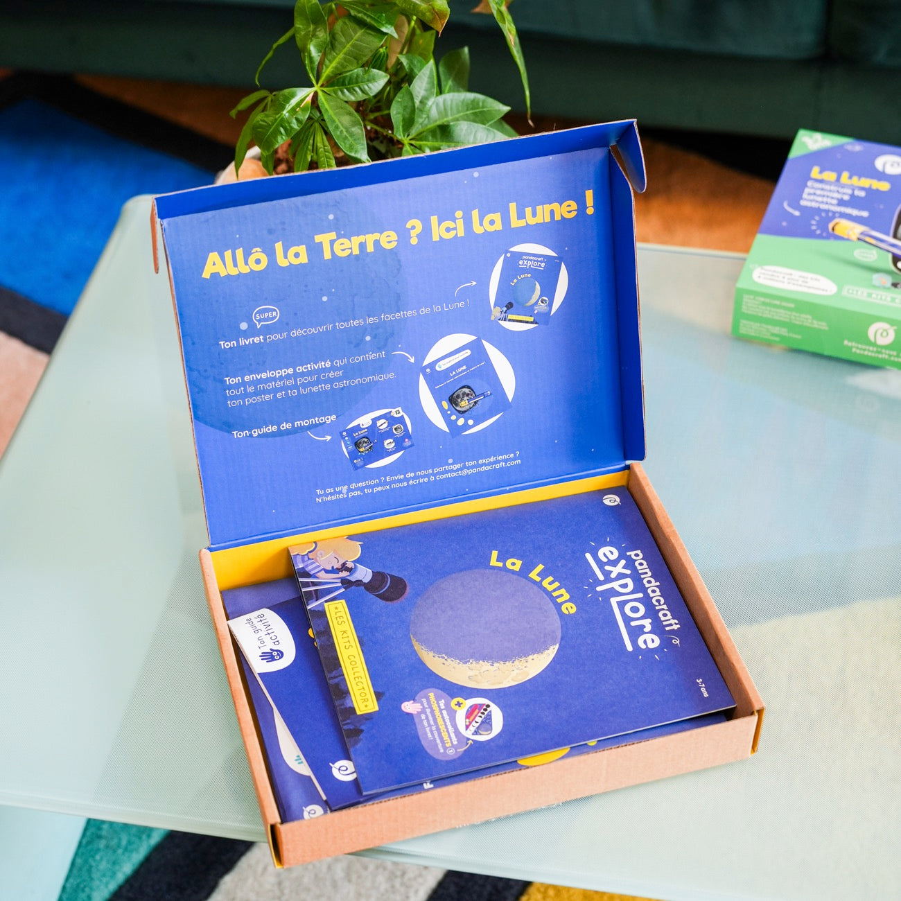 Kit éducatif sur la Lune avec lunette et livret d'activités.