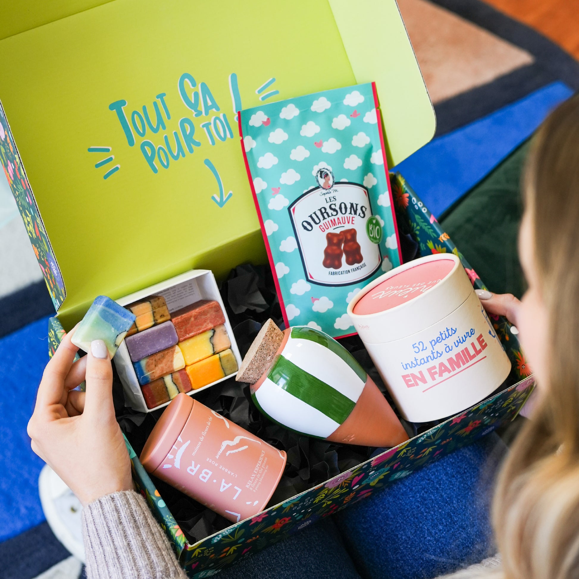 Cool box personnalisable avec motif coloré et texte sur le couvercle.
