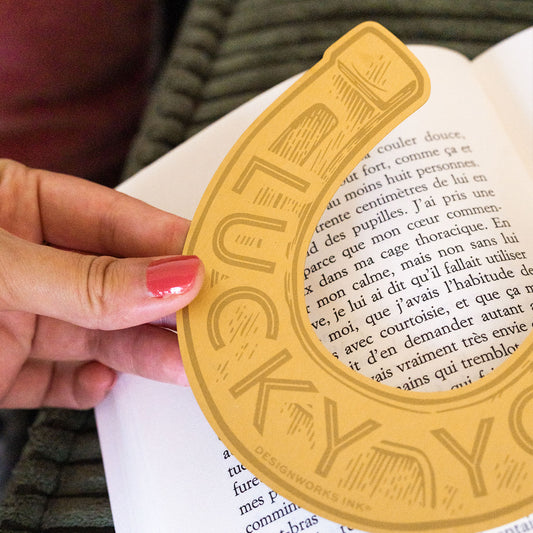 Marque-page en laiton en forme de fer à cheval, vue de cÎté.