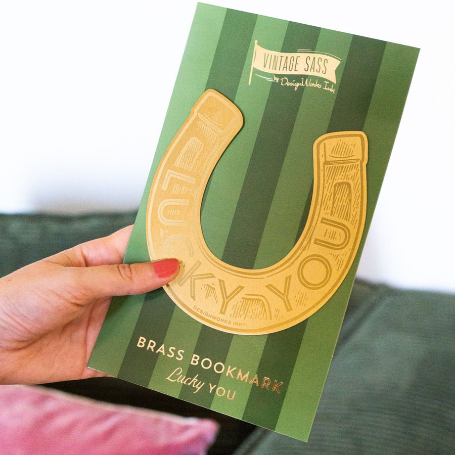 Marque-page en laiton en forme de fer à cheval, élégant et vintage.