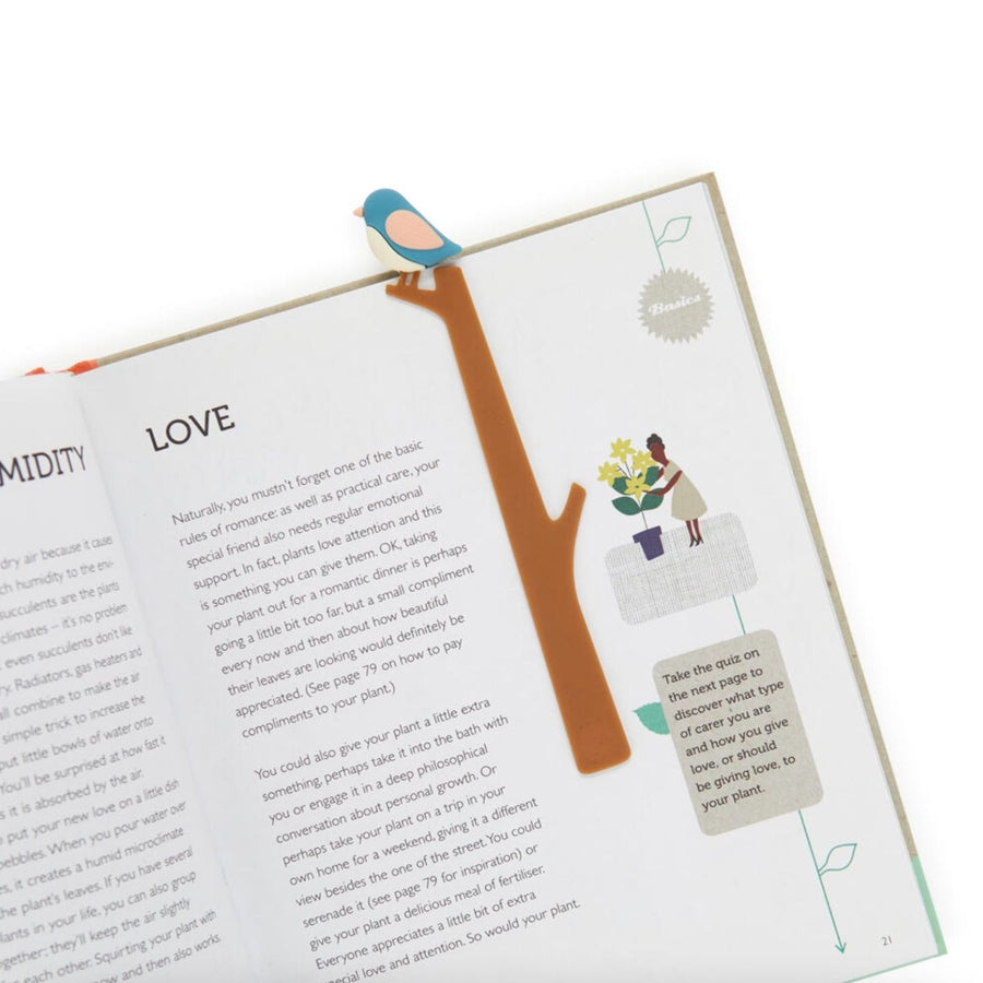 Marque-pages avec un oiseau coloré sur le coin d'un livre