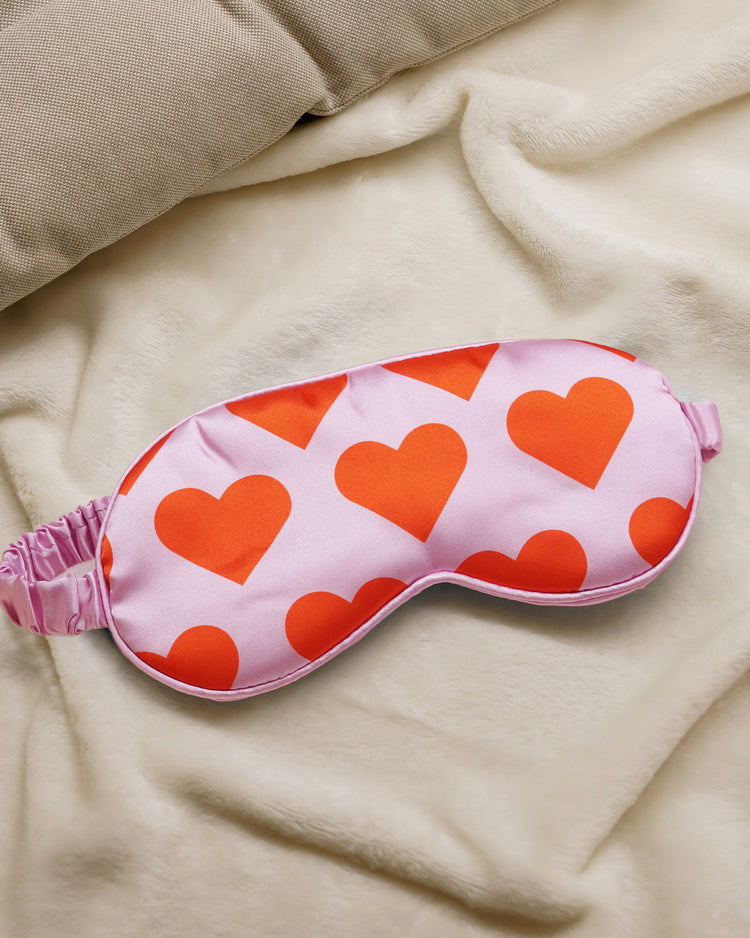 Masque de sommeil rose avec motifs de cœurs, vue de face