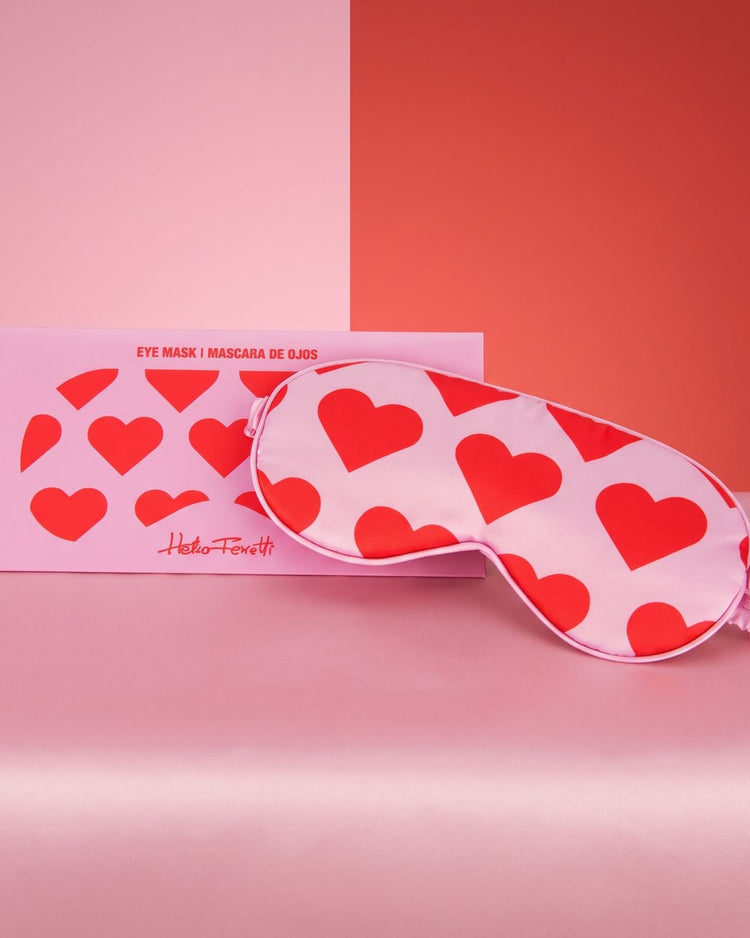 Masque de sommeil rose avec motifs de cœurs, vue de face