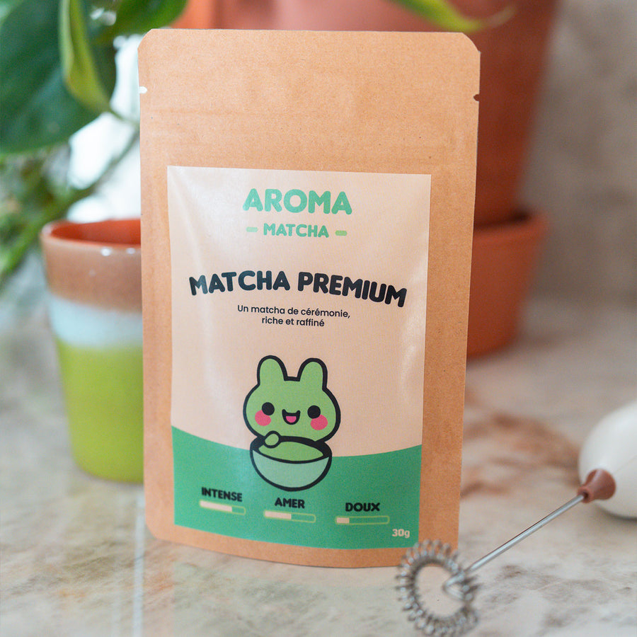 Sachet de matcha bio avec texture poudreuse visible