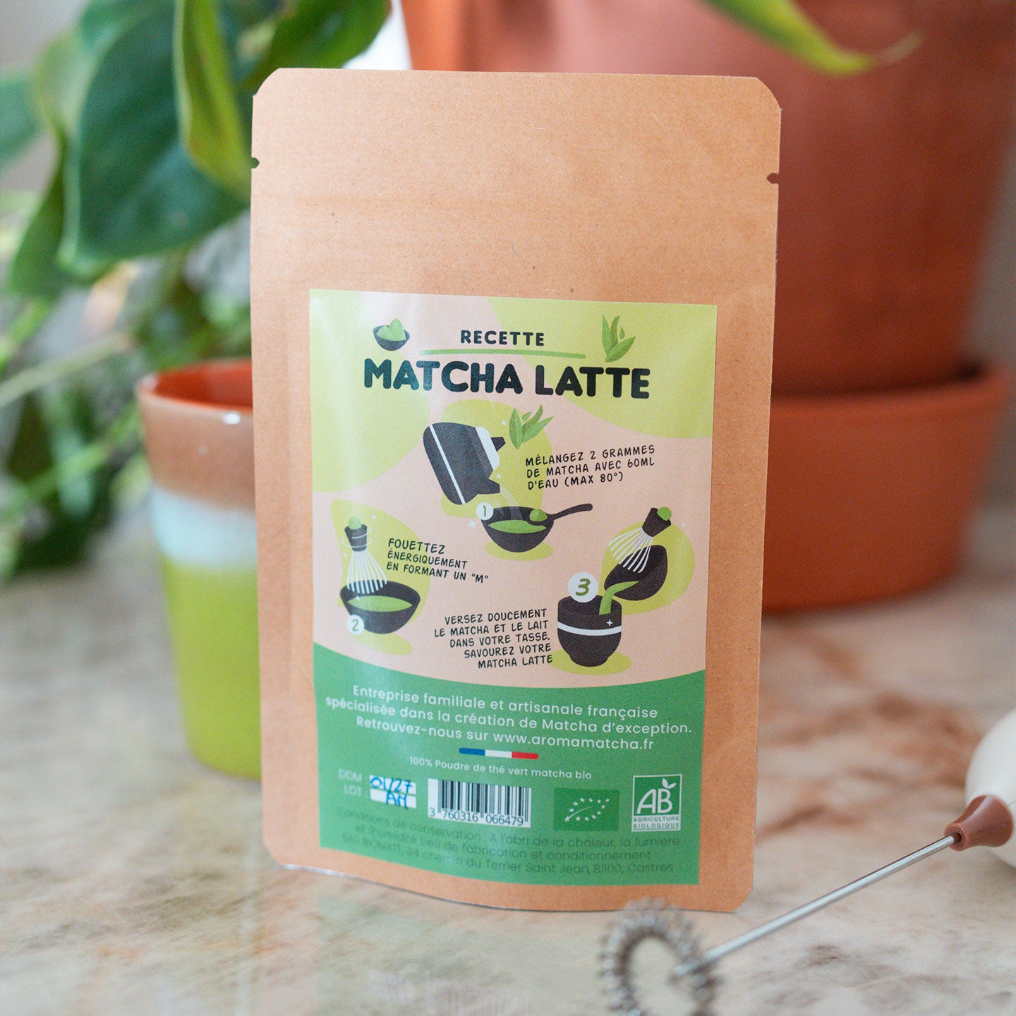 Sachet de matcha bio avec texture poudreuse visible