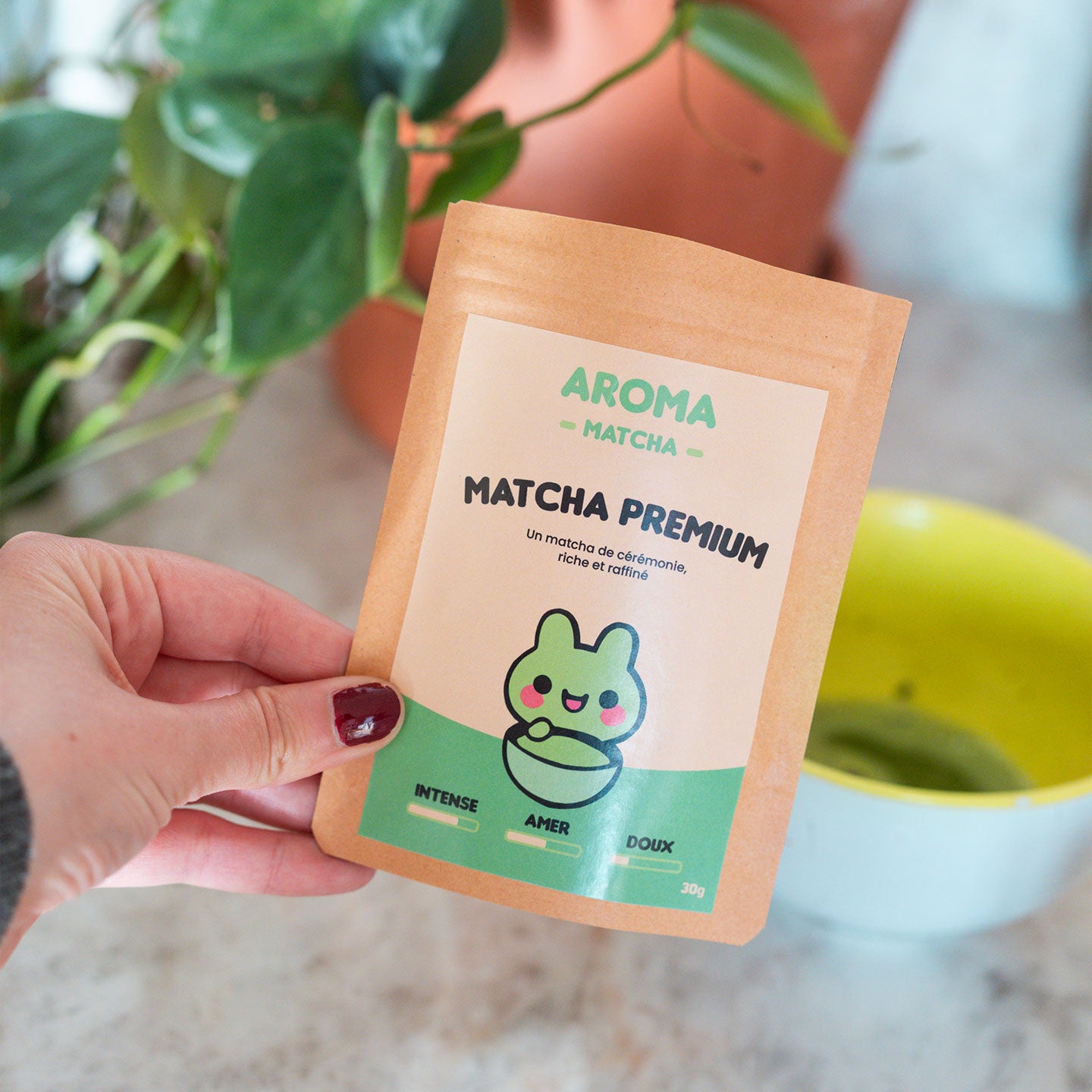 Sachet de matcha bio avec texture poudreuse visible