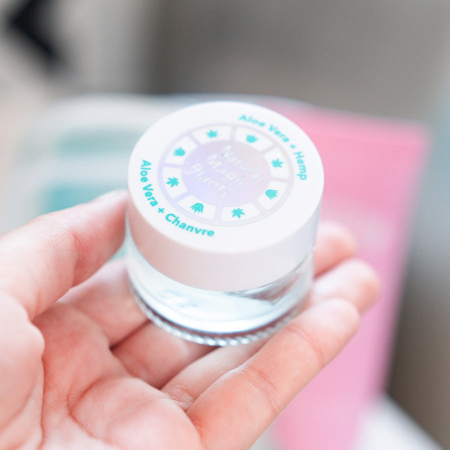 Coffret de soin visage avec chouchou en tissu et produits variés.