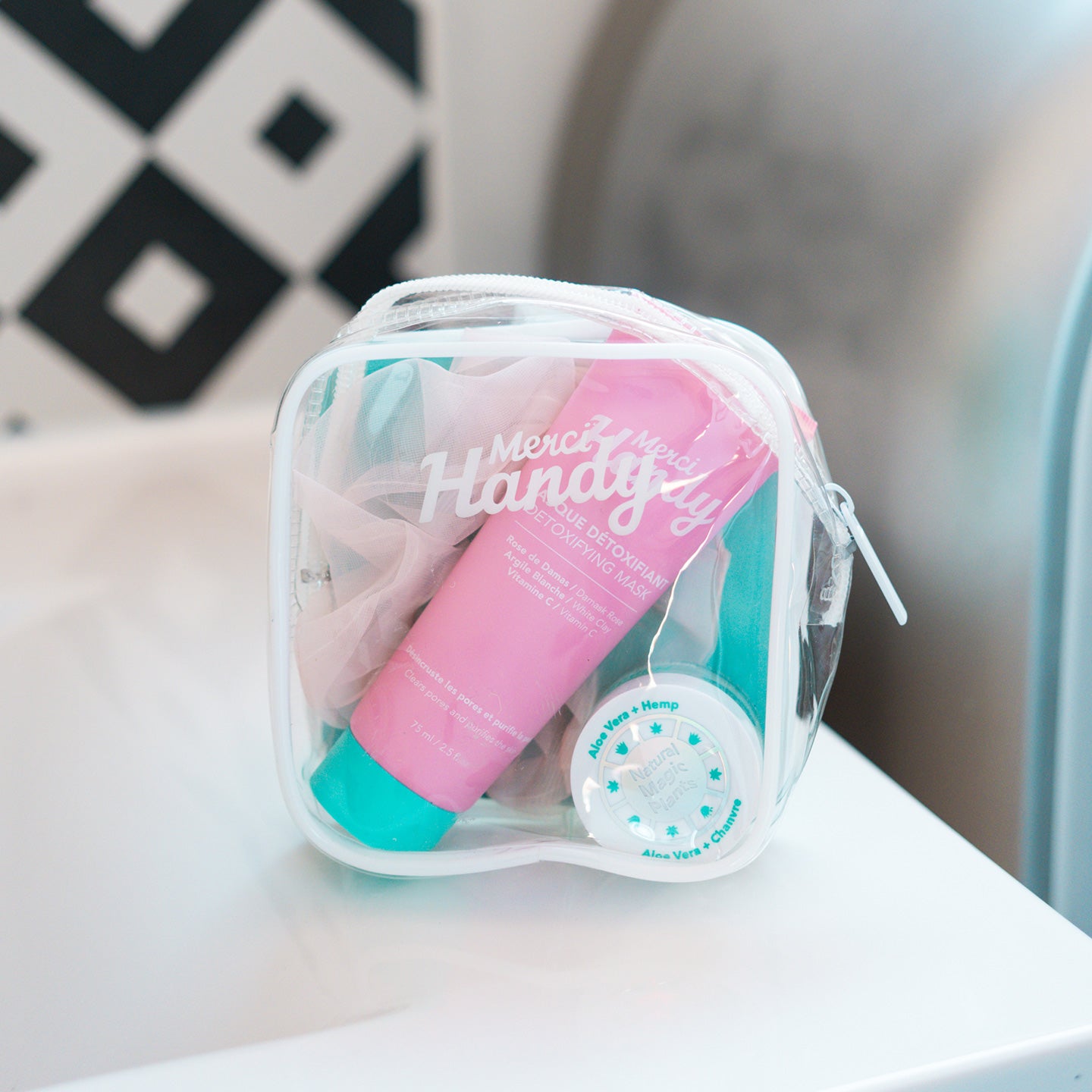 Coffret de soin visage avec chouchou en tissu et produits variés.
