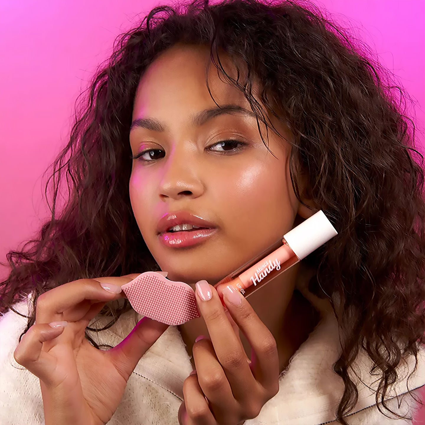 Coffret Lip Glow avec brosse exfoliante et baume à lèvres glossy.