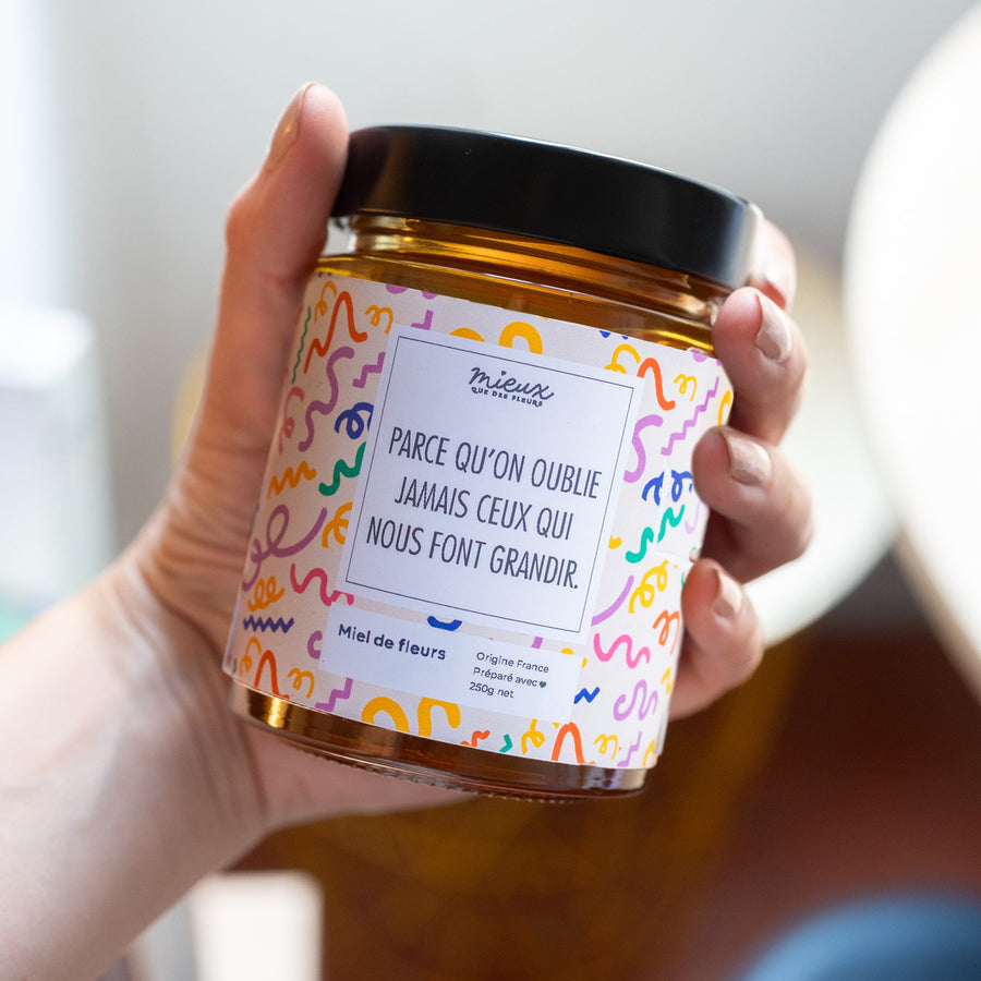 Pot de miel avec étiquette inspirante sur fond clair