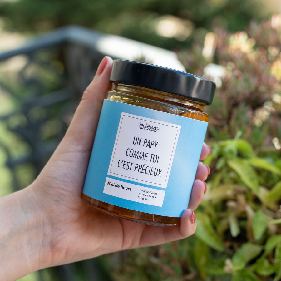 Pot de miel artisanal avec étiquette pour Papy, vue de face.