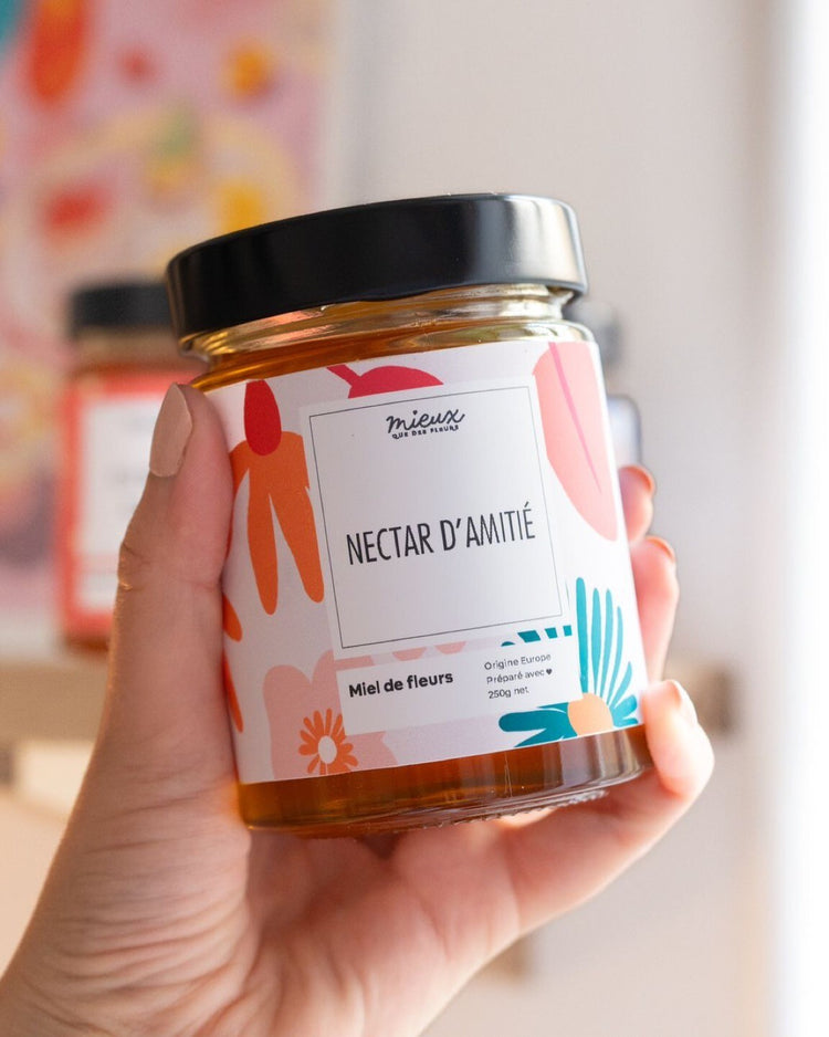 Miel personnalisé en pot avec étiquette unique et texture dorée.