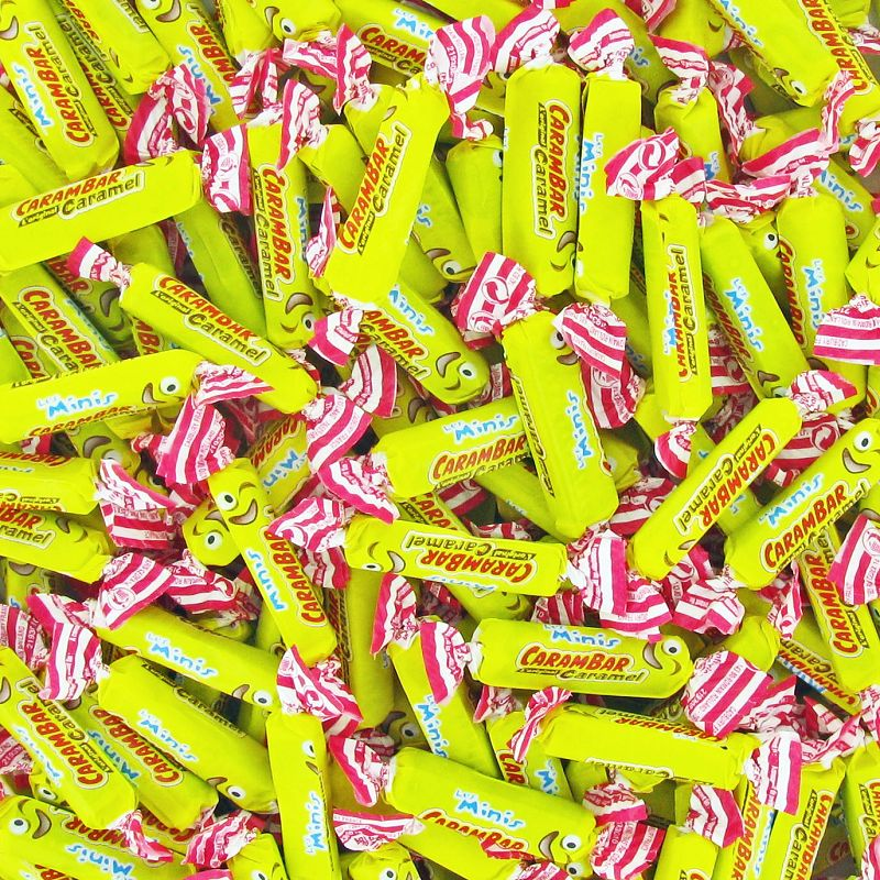 Emballage coloré de 20 mini carambars en vue aérienne