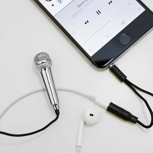 Mini microphone portable avec grille dorée et design compact.