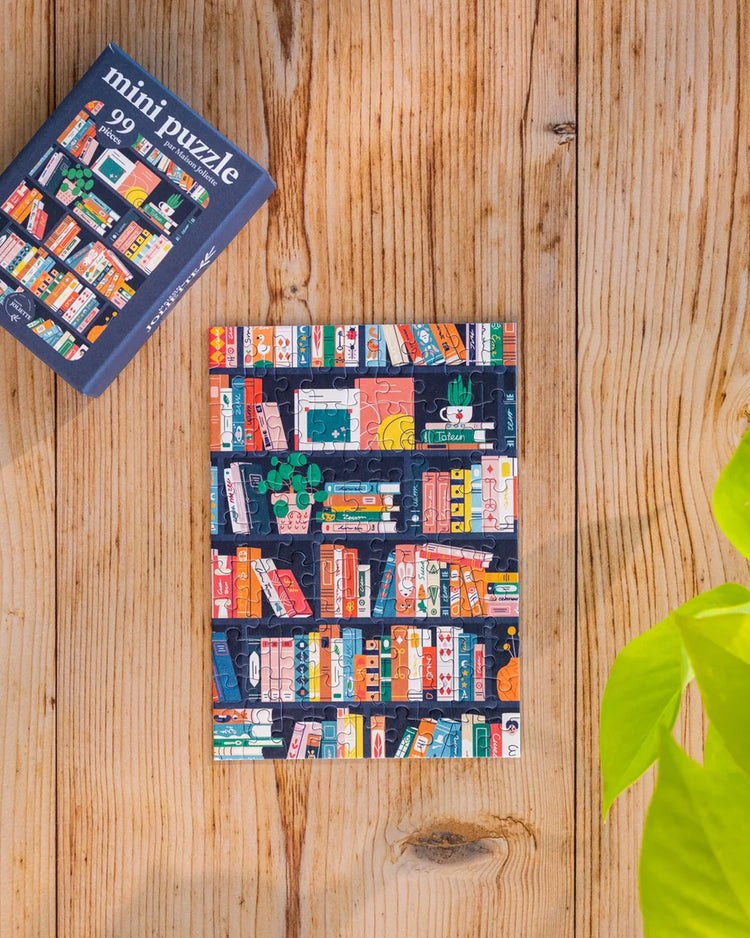 Mini puzzle représentant des livres colorés en gros plan