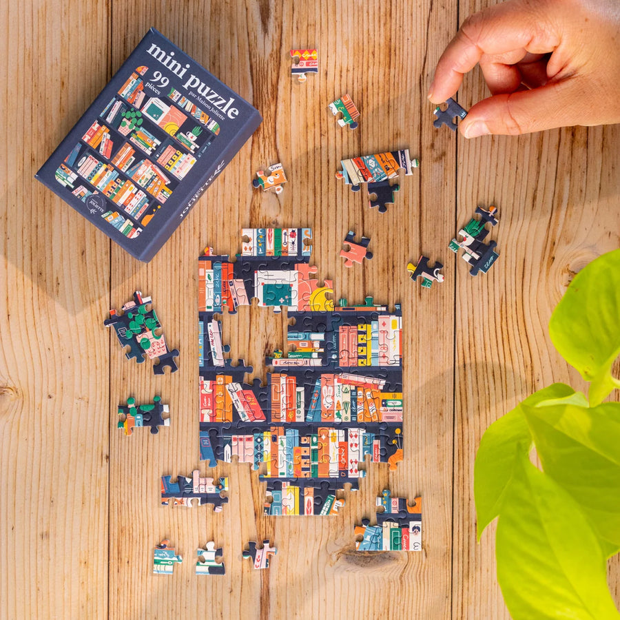 Mini puzzle représentant des livres colorés en gros plan