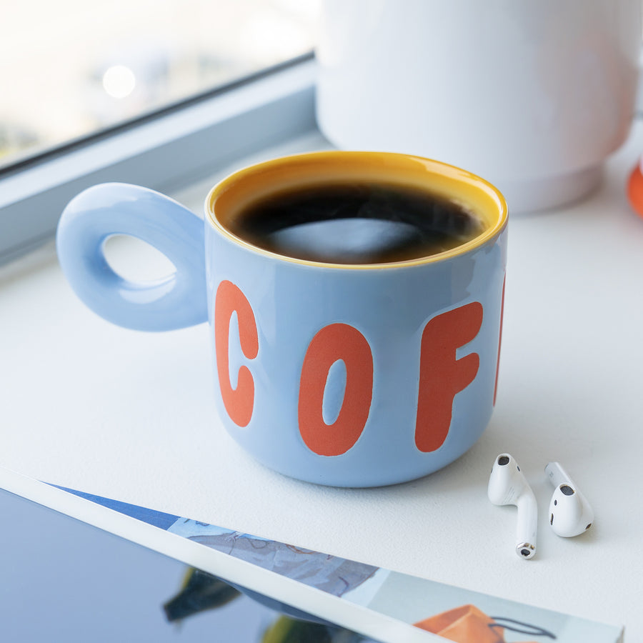 Mug en céramique bleu clair avec une forme épurée