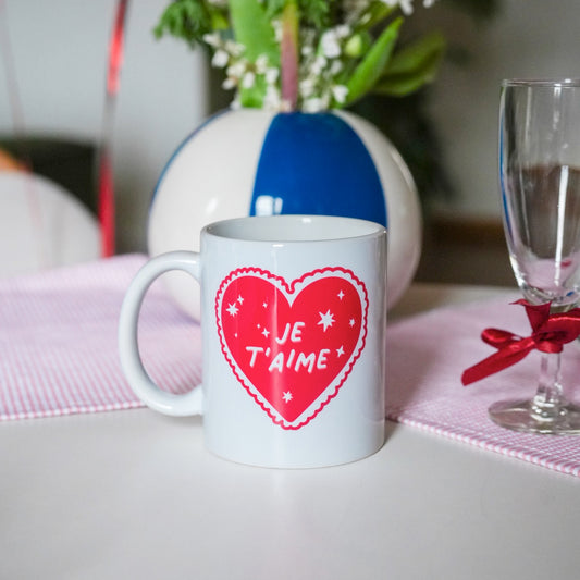 Mug avec inscription 'Je t'aime' sur fond blanc