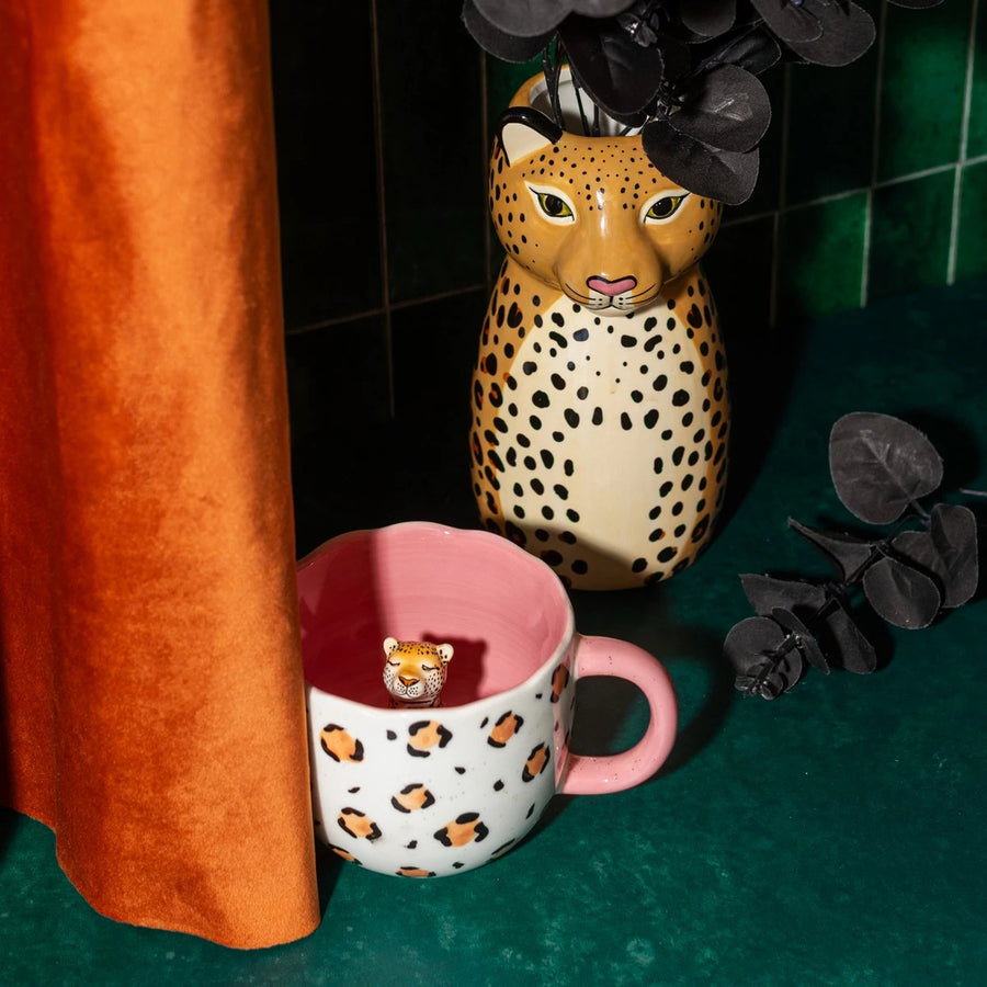 Mug léopard avec motif rose et intérieur coloré