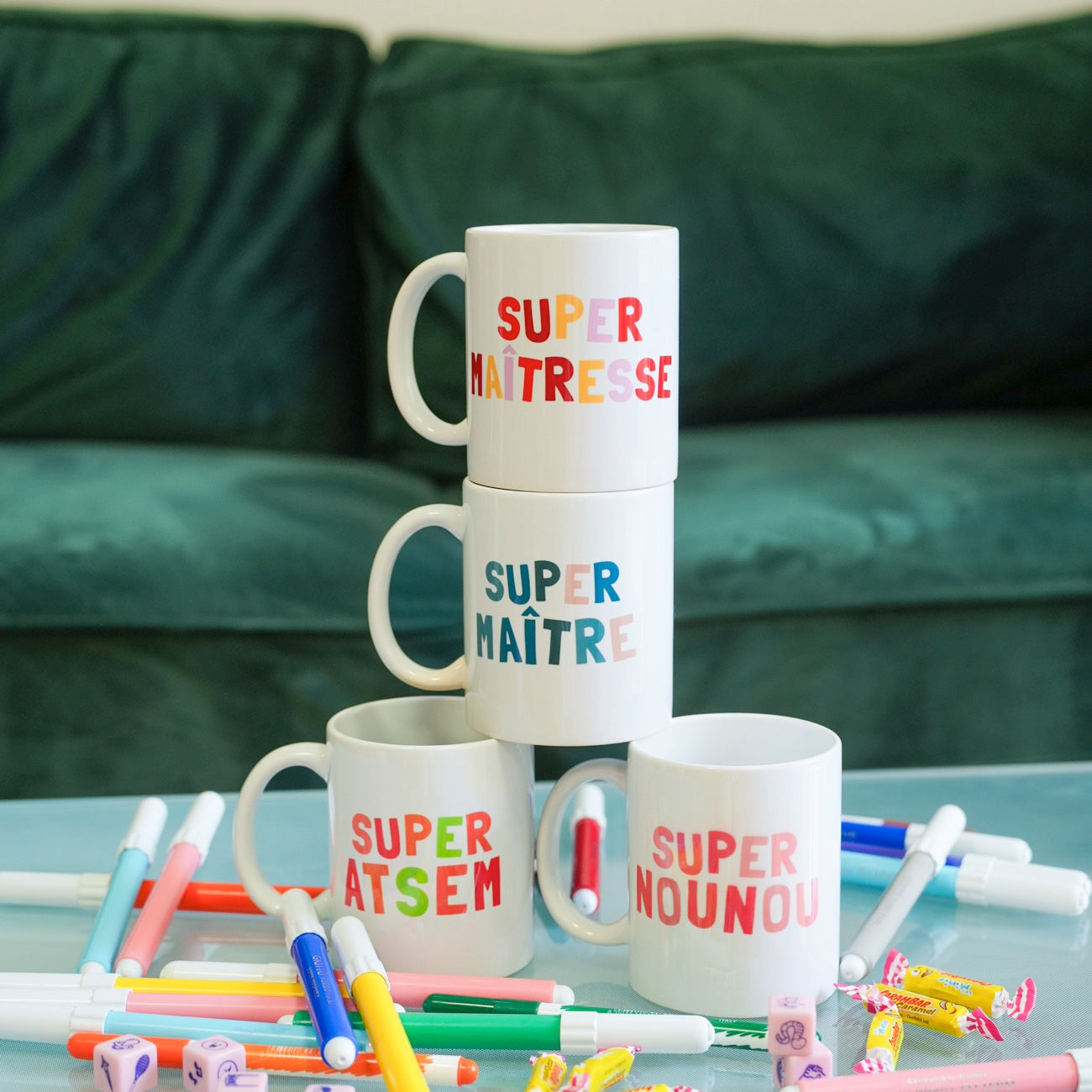 Mug avec inscription pour maîtresse, motif coloré et joyeux.