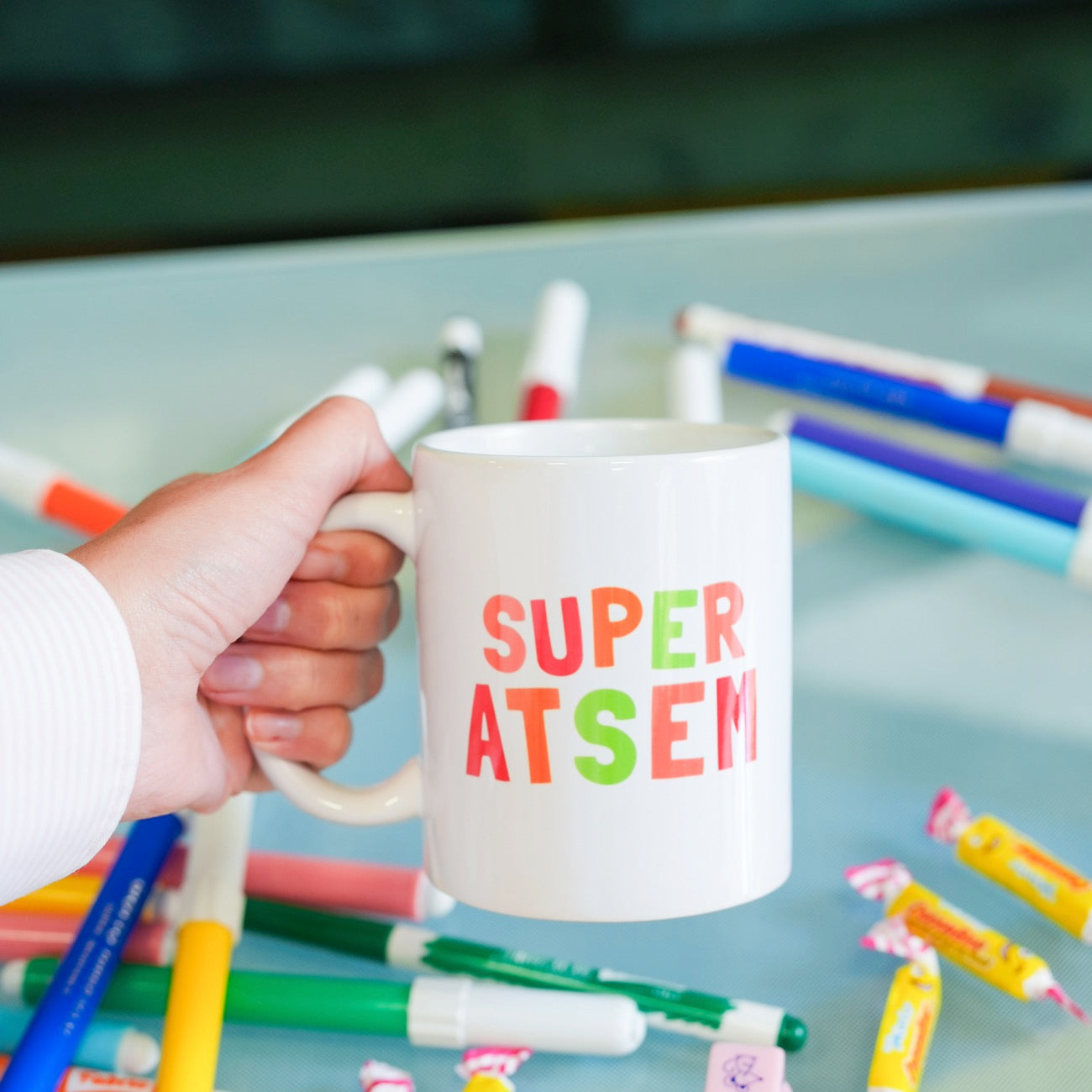 Mug avec inscription pour maîtresse, motif coloré et joyeux.