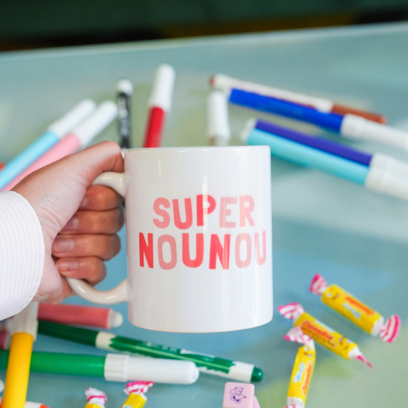 Mug avec inscription pour maîtresse, motif coloré et joyeux.