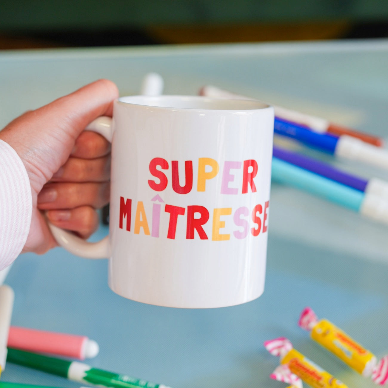 Mug avec inscription pour maîtresse, motif coloré et joyeux.