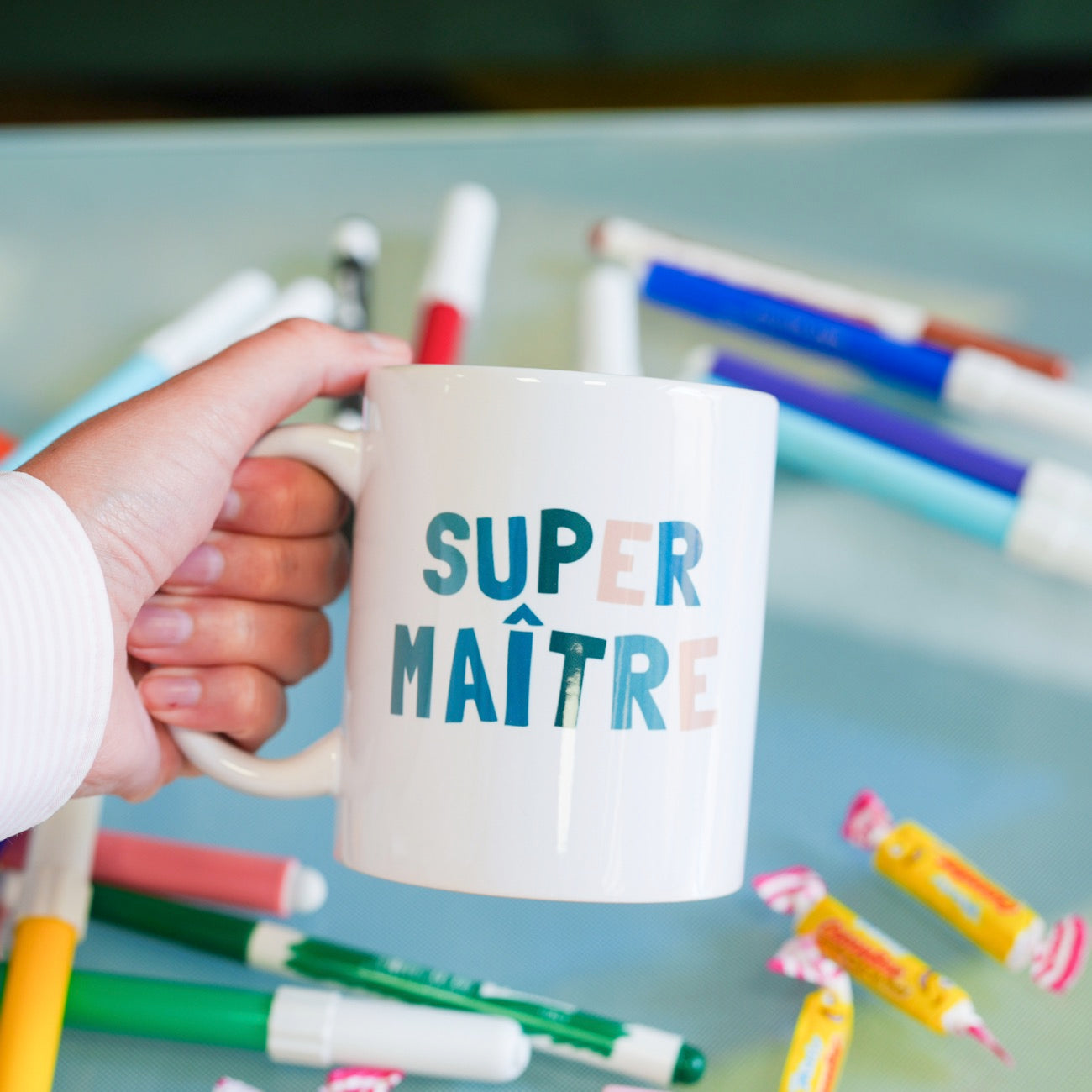 Mug avec inscription pour maîtresse, motif coloré et joyeux.