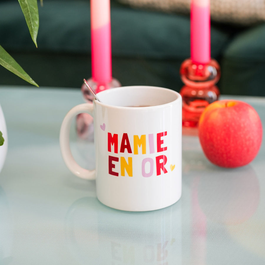 Mug 'Mamie en or' avec motif doré sur fond blanc