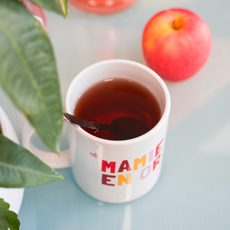 Mug 'Mamie en or' avec motif doré sur fond blanc