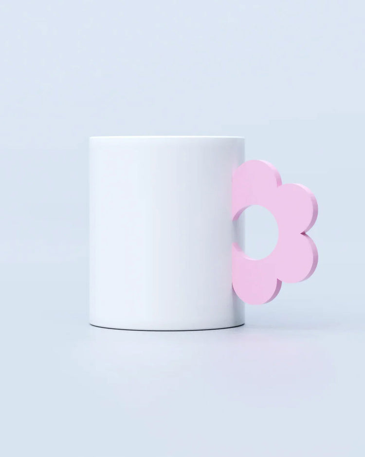 Mug en céramique avec motif floral et anse rose pastel.