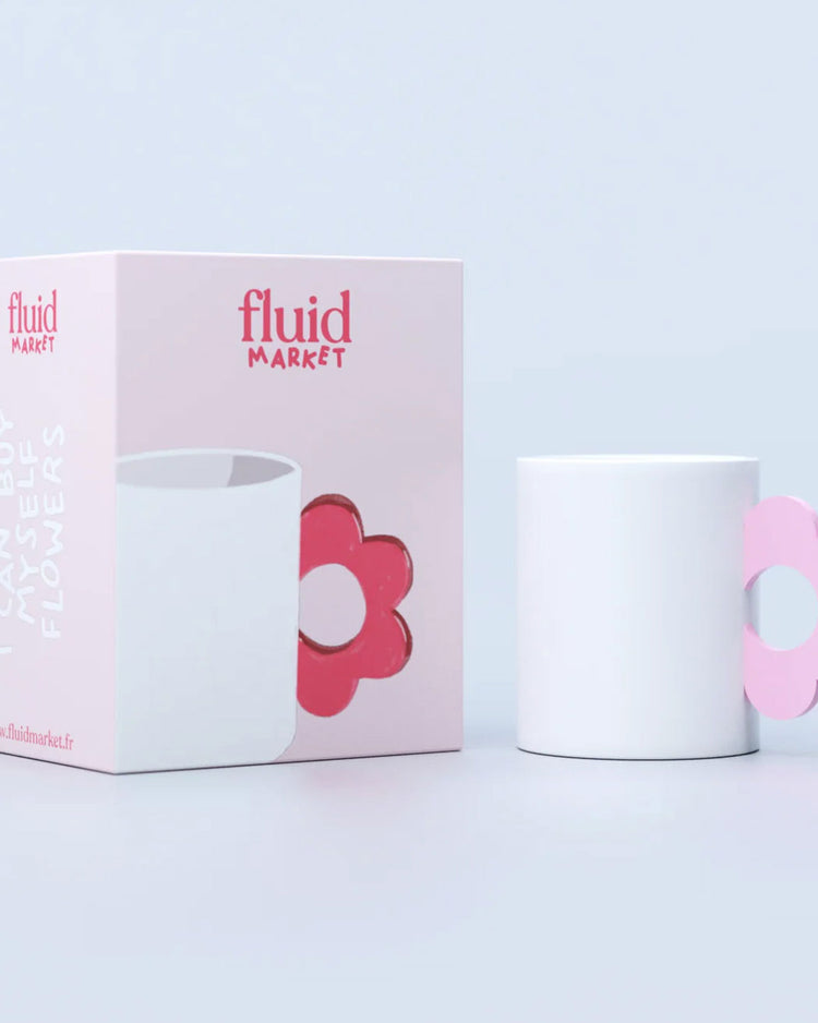 Mug en céramique avec motif floral et anse rose pastel.