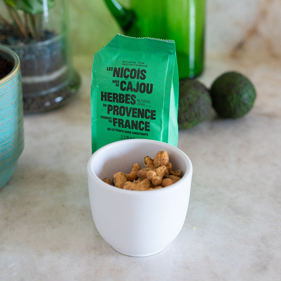 Noix de cajou avec herbes de Provence sur fond clair