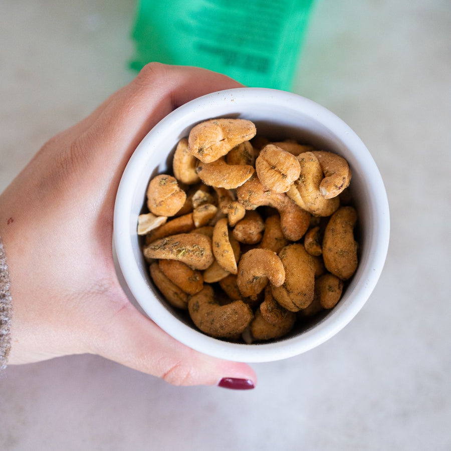 Noix de cajou avec herbes de Provence sur fond clair