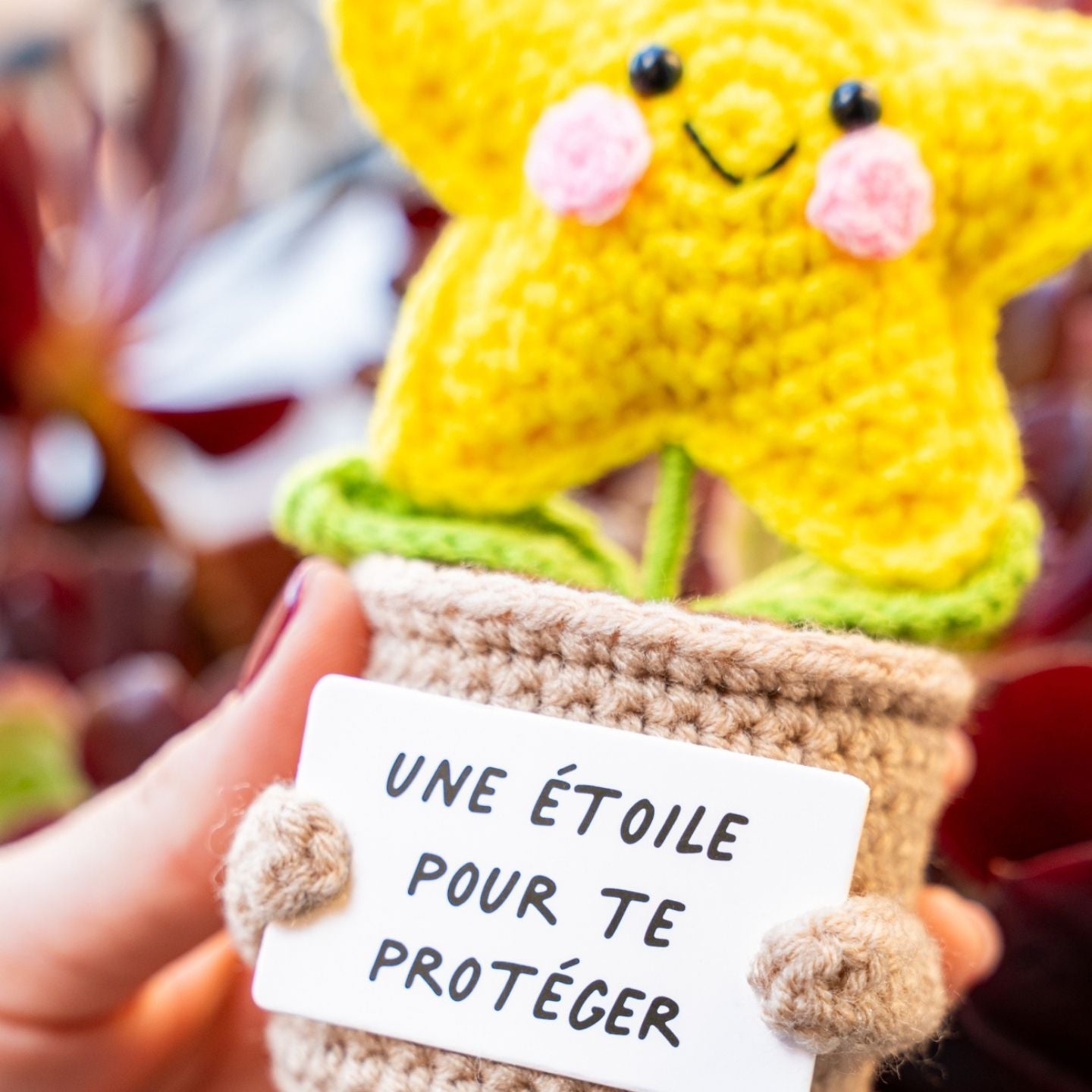 Peluche étoile douce avec message réconfortant en gros plan