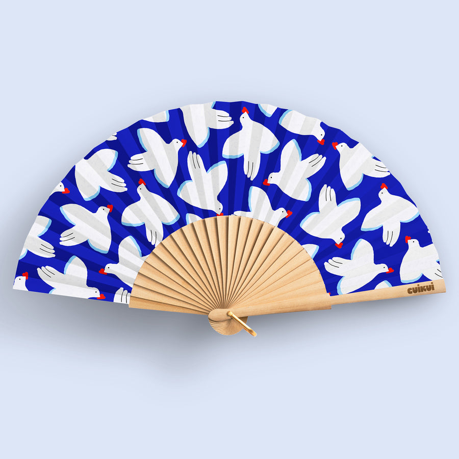 Éventail en bois de cerisier avec motif hirondelles en détail