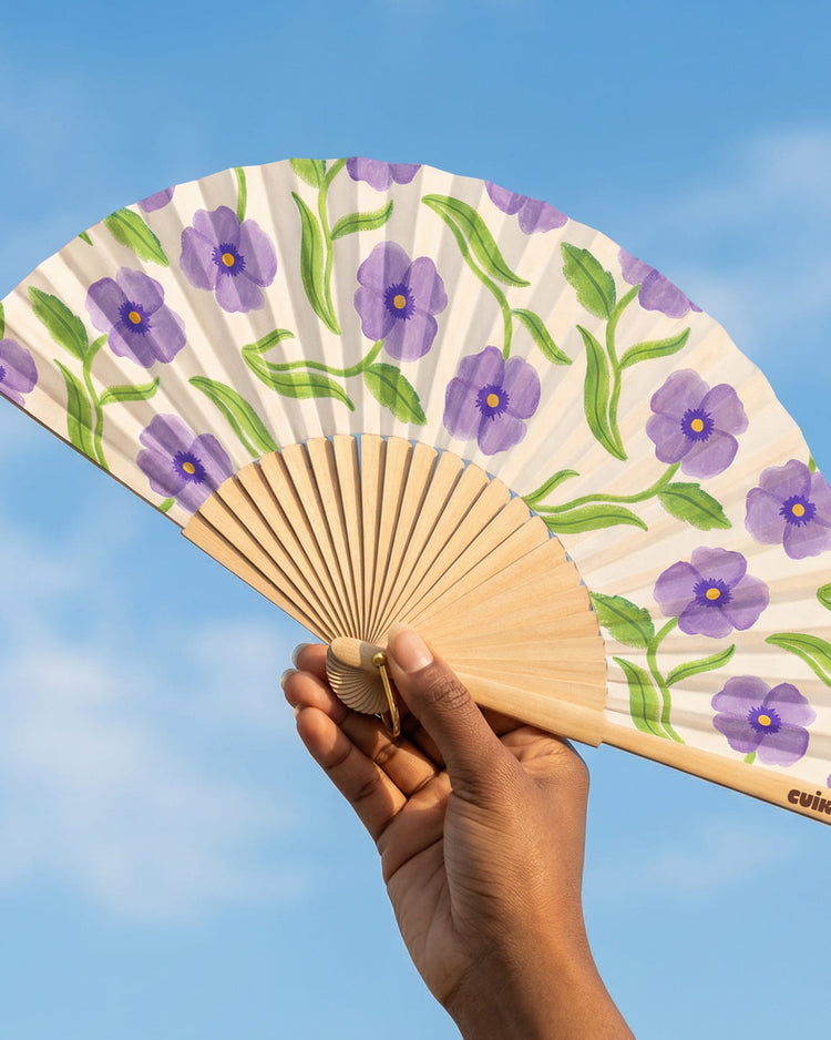 Éventail en bois clair avec motif d'anémones colorées