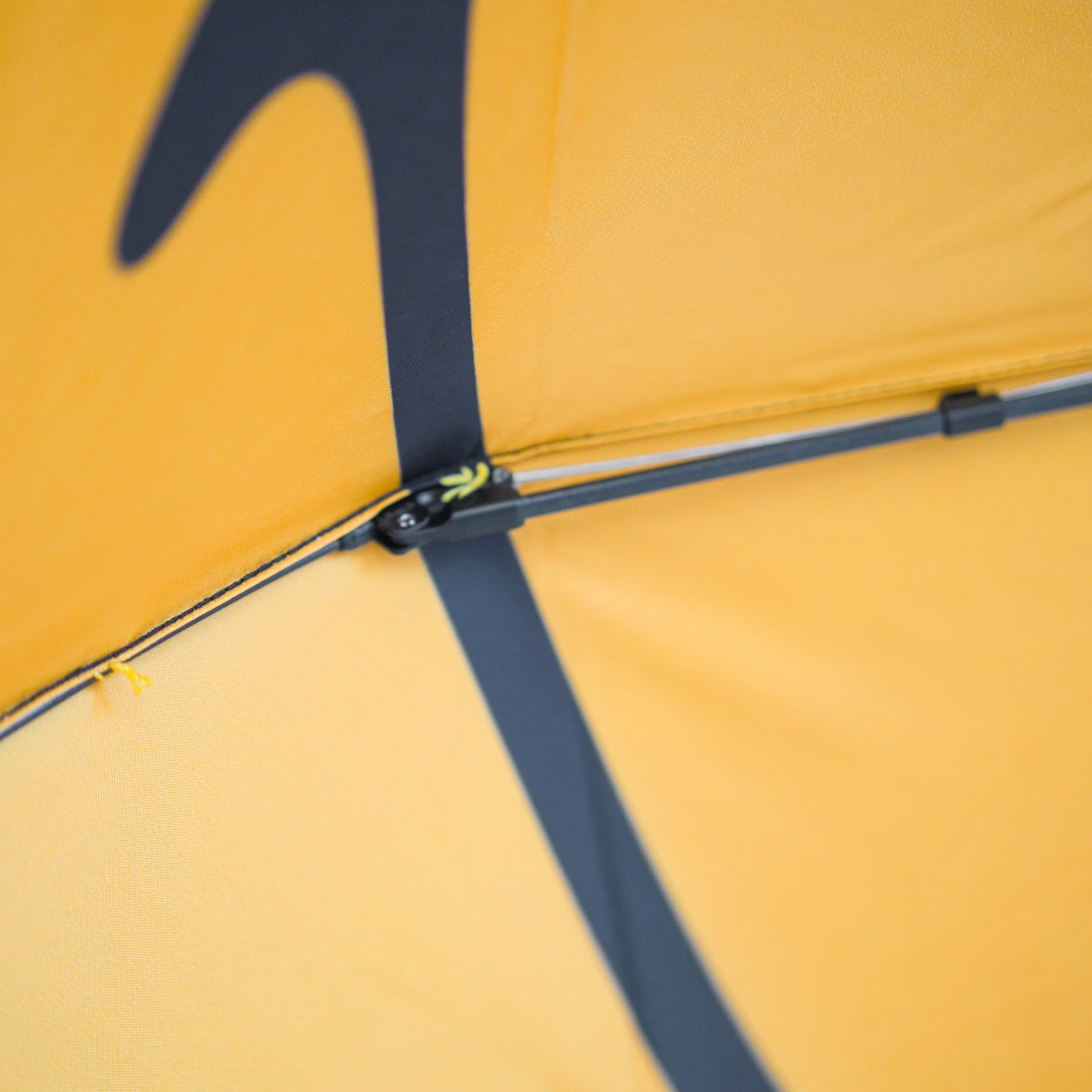 Parapluie Smiley ouvert, motif joyeux à l'intérieur.