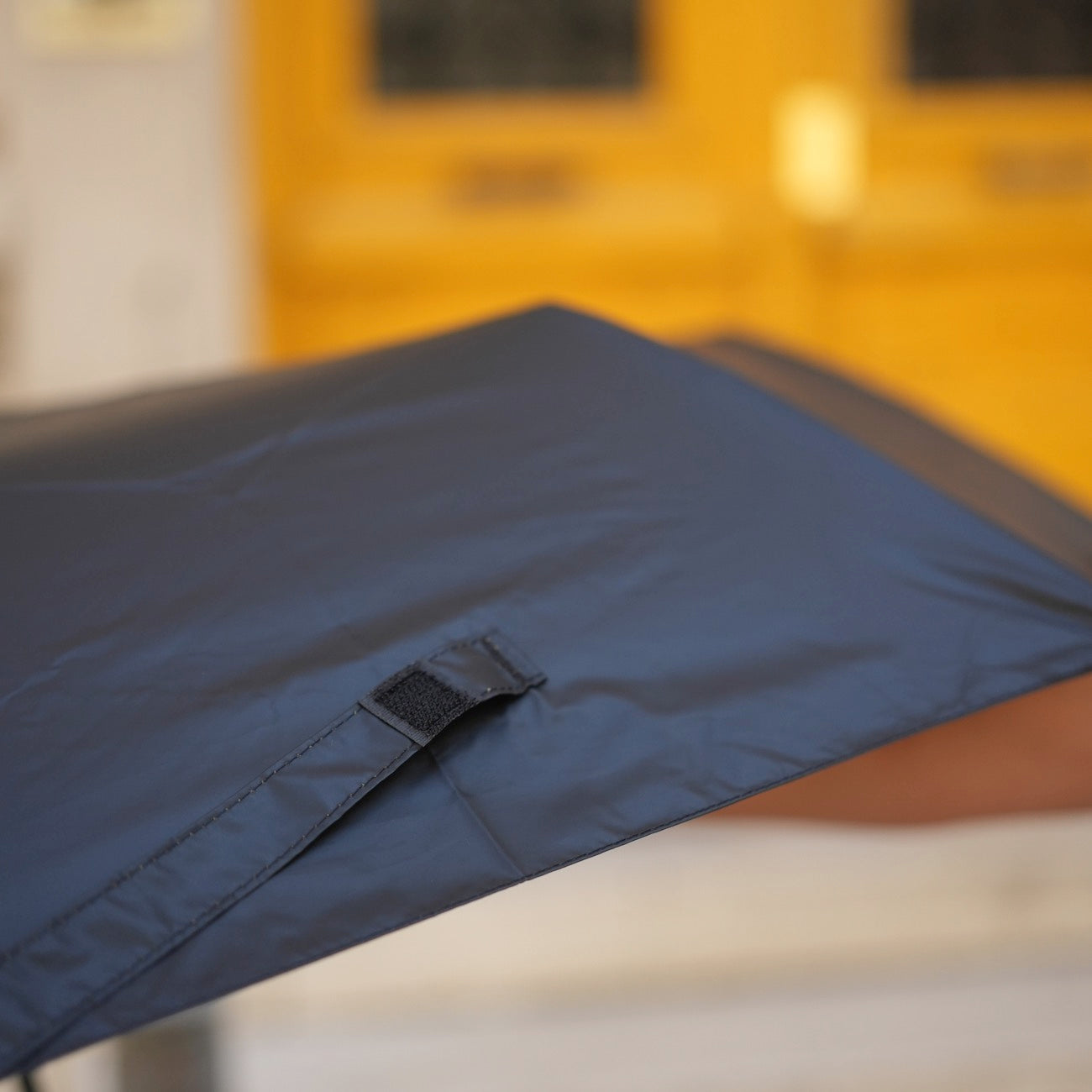 Parapluie Smiley ouvert, motif joyeux à l'intérieur.