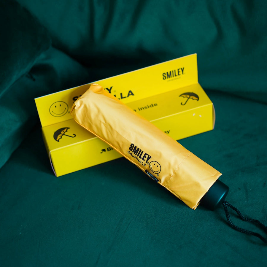 Parapluie Smiley ouvert, motif joyeux à l'intérieur.