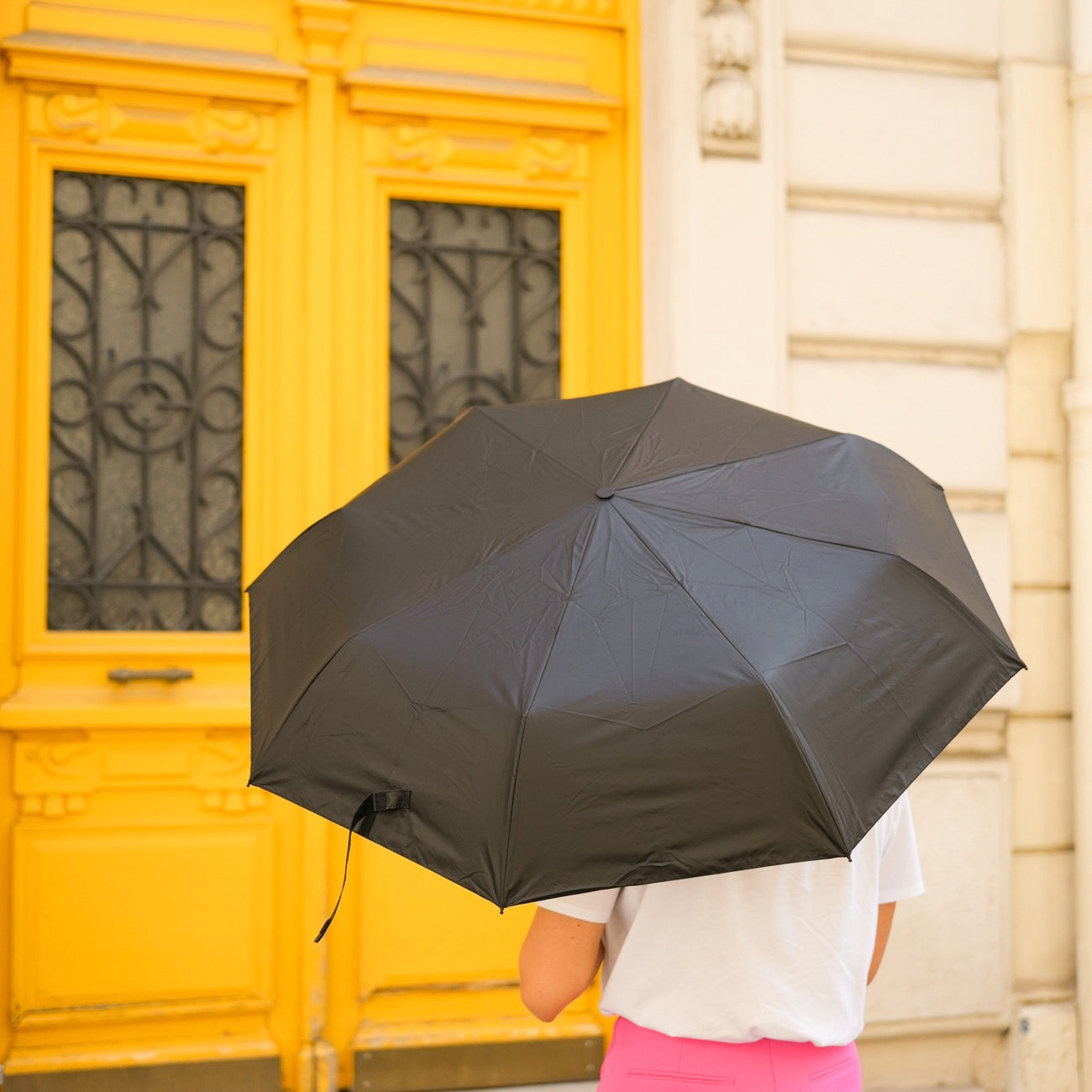 Parapluie Smiley ouvert, motif joyeux à l'intérieur.