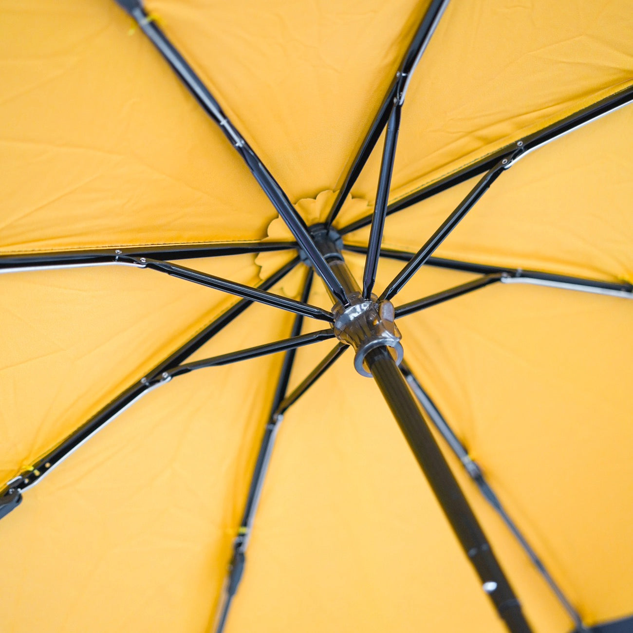 Parapluie Smiley ouvert, motif joyeux à l'intérieur.