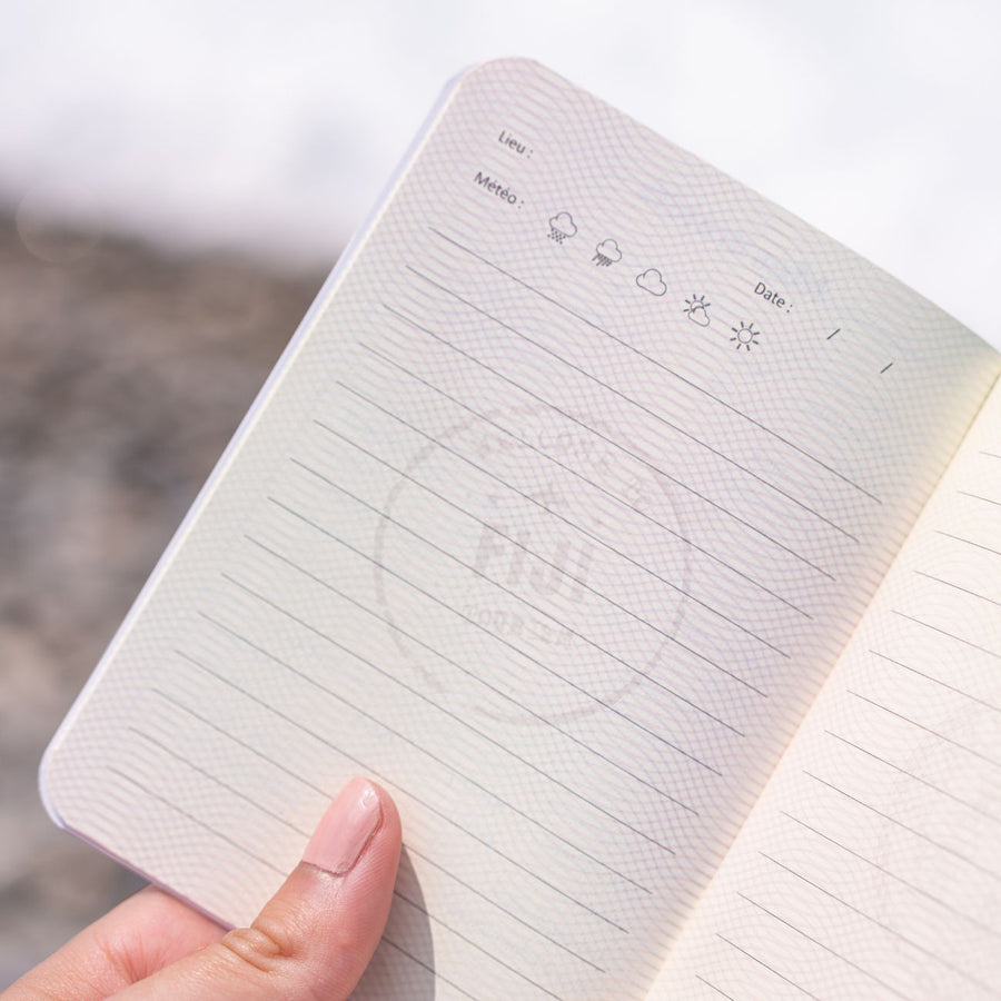 Passeport de voyage ouvert avec des pages colorées visibles.