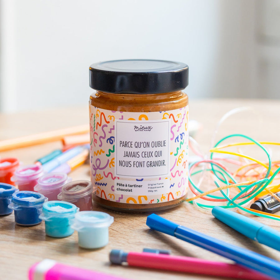 Pot de pâte à tartiner avec étiquette colorée et texture crémeuse