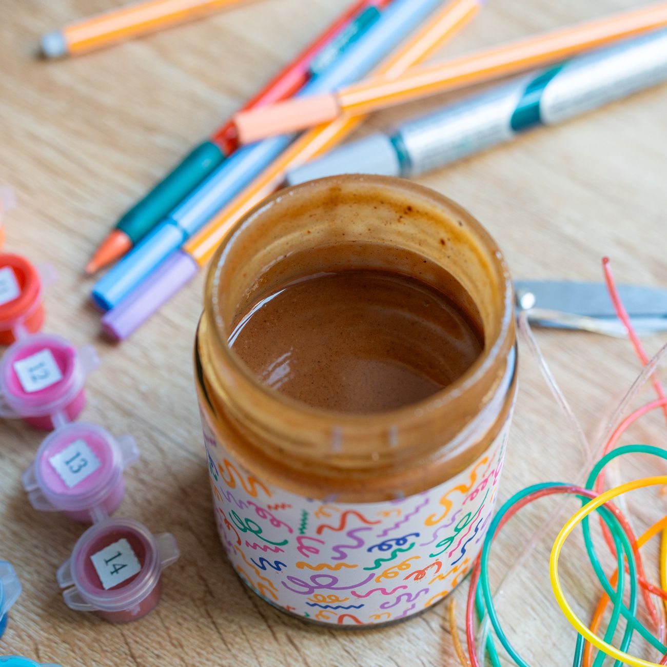 Pot de pâte à tartiner avec étiquette colorée et texture crémeuse