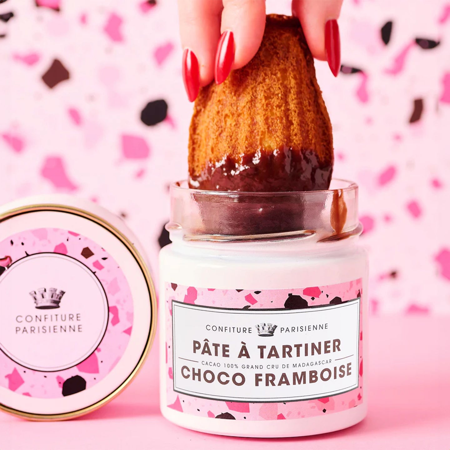 Pâte à tartiner chocolat framboise en gros plan sur le pot