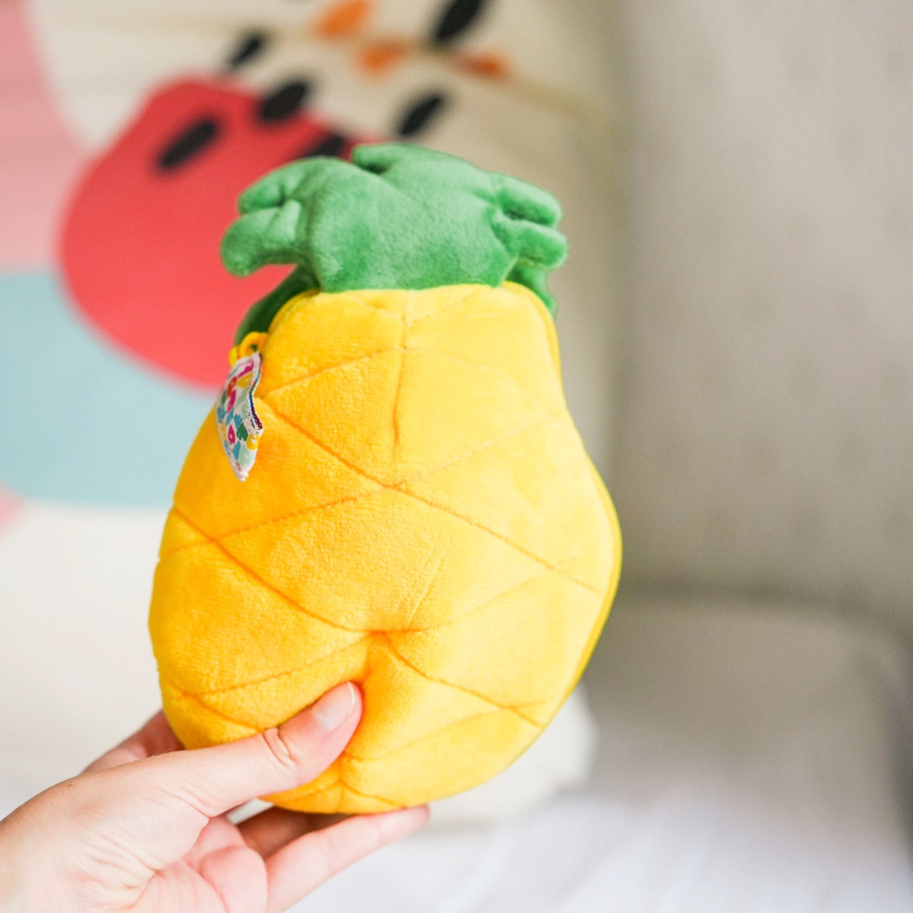 Peluche Nuggets le Poussin avec texture douce et détails d'ananas.