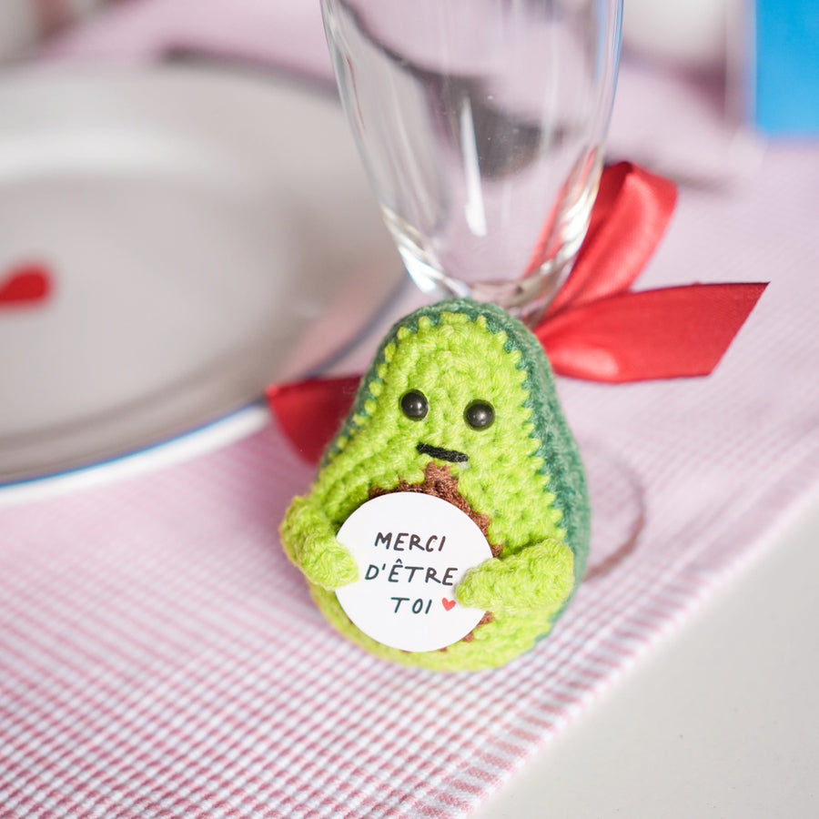 Pancarte en forme d'avocat avec message doux en crochet