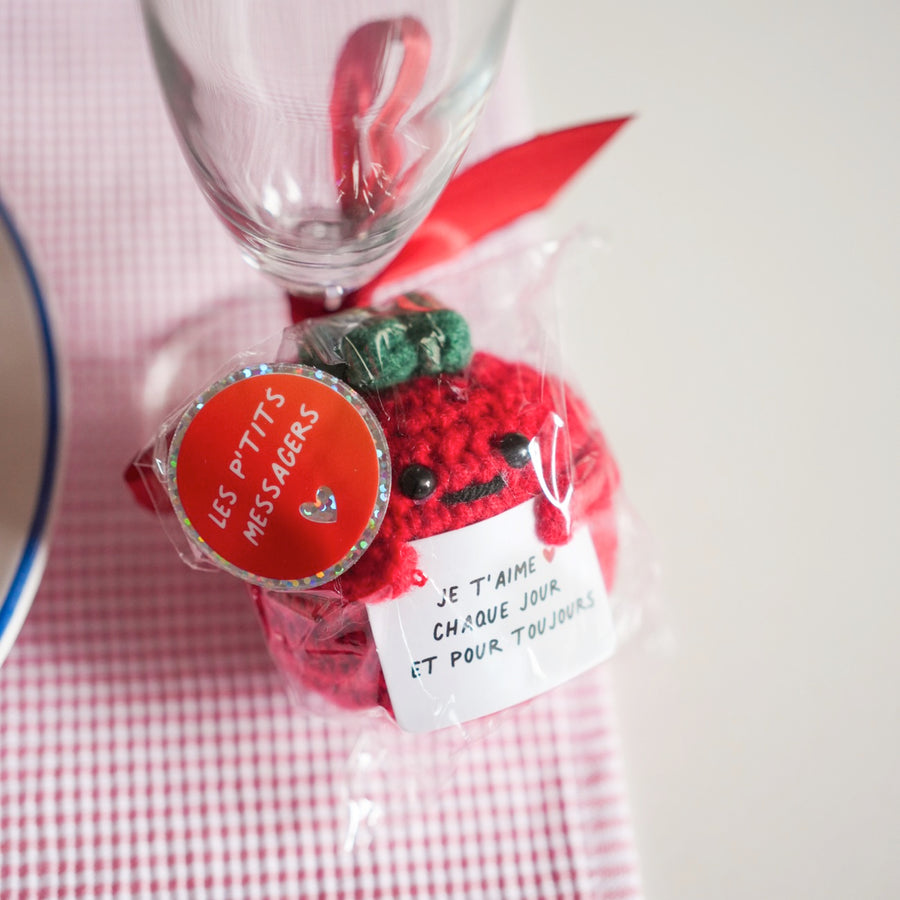 Peluche tomate avec message d'amour en gros plan
