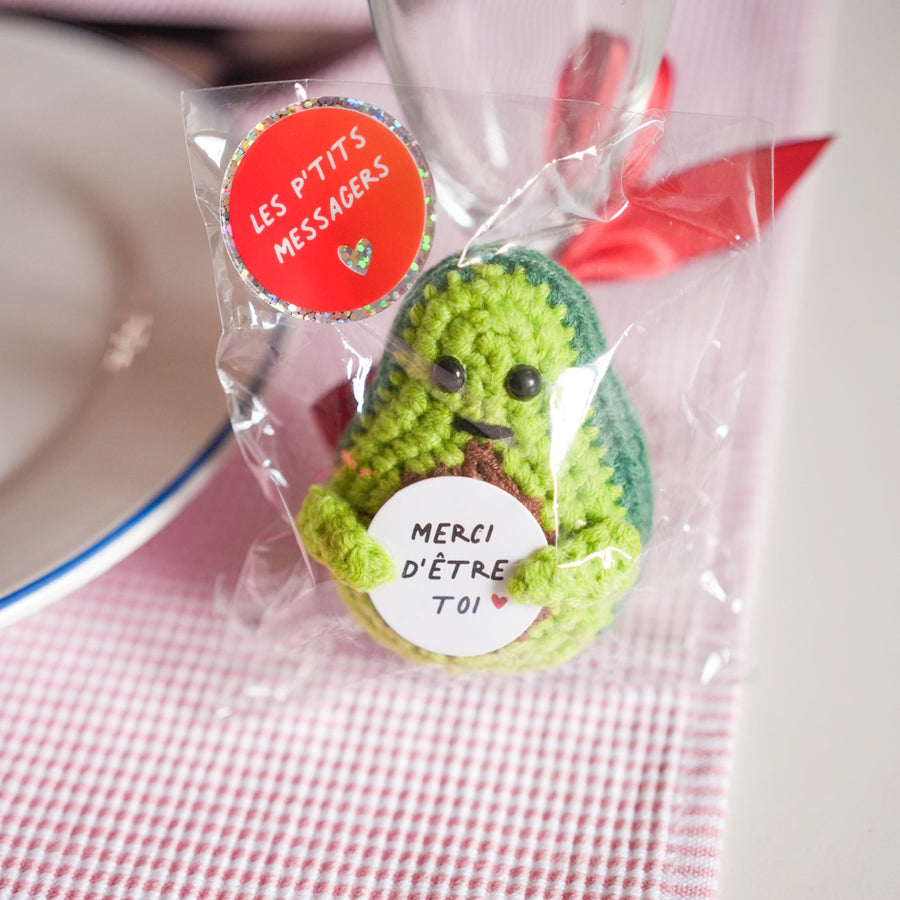 Pancarte en forme d'avocat avec message doux en crochet